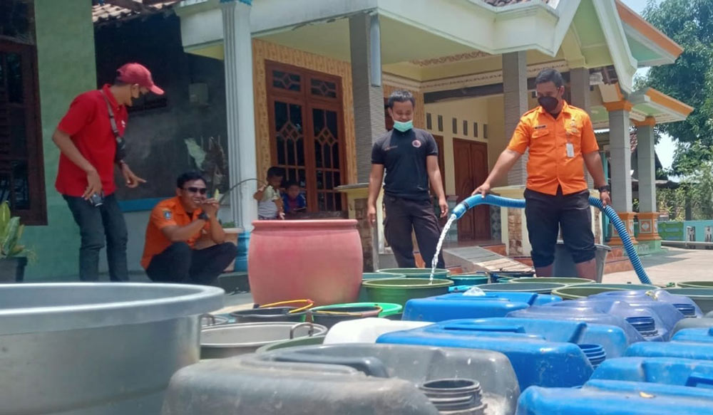 Sejumlah warga saat mengantre untuk mengambil air bersih dari BPBD Jombang.