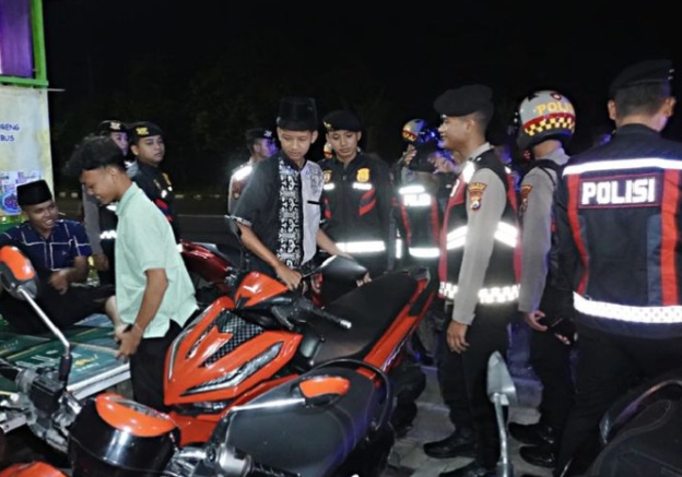 Anggota Polres Bangkalan saat memeriksa motor sejumlah pemuda saat giat patroli Ramadan