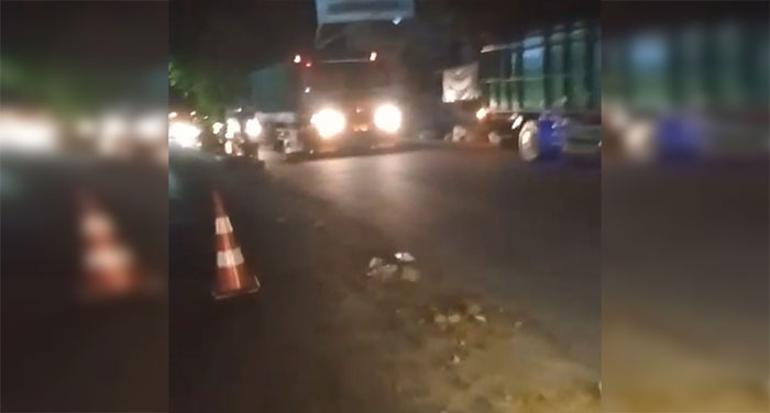 Lokasi kanstein atau pembatas jalan di Bundaran Asem Manis Pamekasan yang dibongkar.