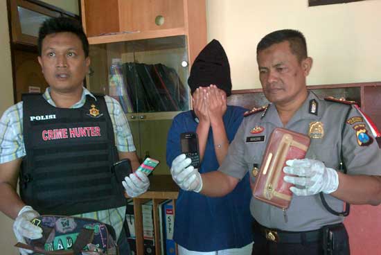 Kapolsek Mulyorejo menunjukkan handphone hasil curian. foto: rusmiyanto/BANGSAONLINE