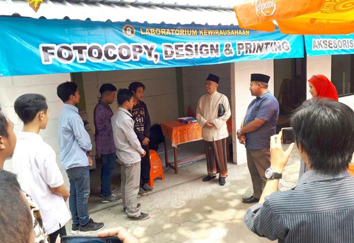 Gus Solah (bersarung) didampingi Gus Pur saat meninjau salah satu stand di Pujasera.