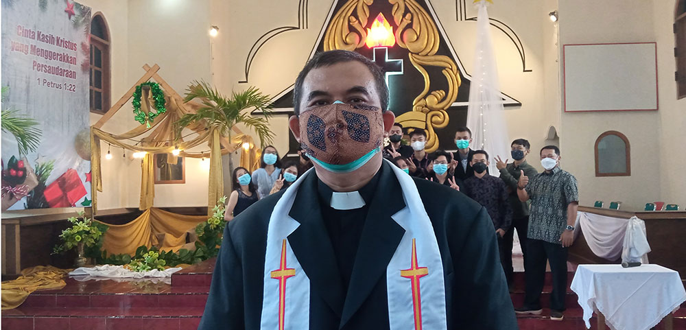 Pendeta pengelola gereja dari GPIB jemaat Gamaliel Madiun dan GKJW.