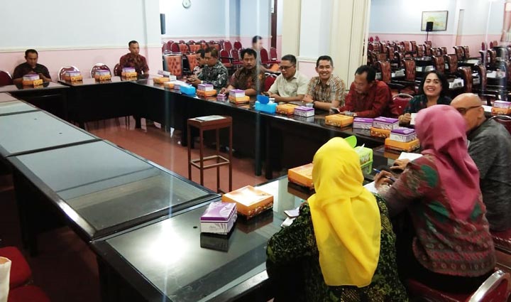 Sekwan menyambut kehadiran DPRD Kab. Bangli di ruang sidang.