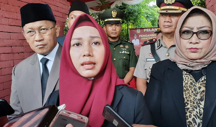 Wali Kota Mojokerto Ika Puspitasari memberikan keterangan kepada awak media.
