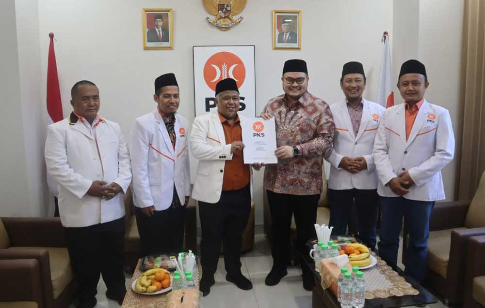 Hanindhito Himawan Pramana (baju batik) saat menerima rekomendasi dari Ketua DPW PKS Jawa Timur, Irwan Setiawan. Foto: Ist. 