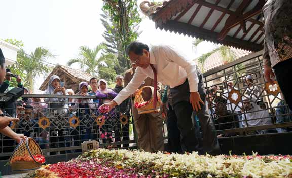 Menko Maritim dan Sumber Daya Rizal Ramli saat ziarah ke makam Gus Dur di Ponpes Tebuireng Jombang. foto: rony suhartomo/BANGSAONLINE