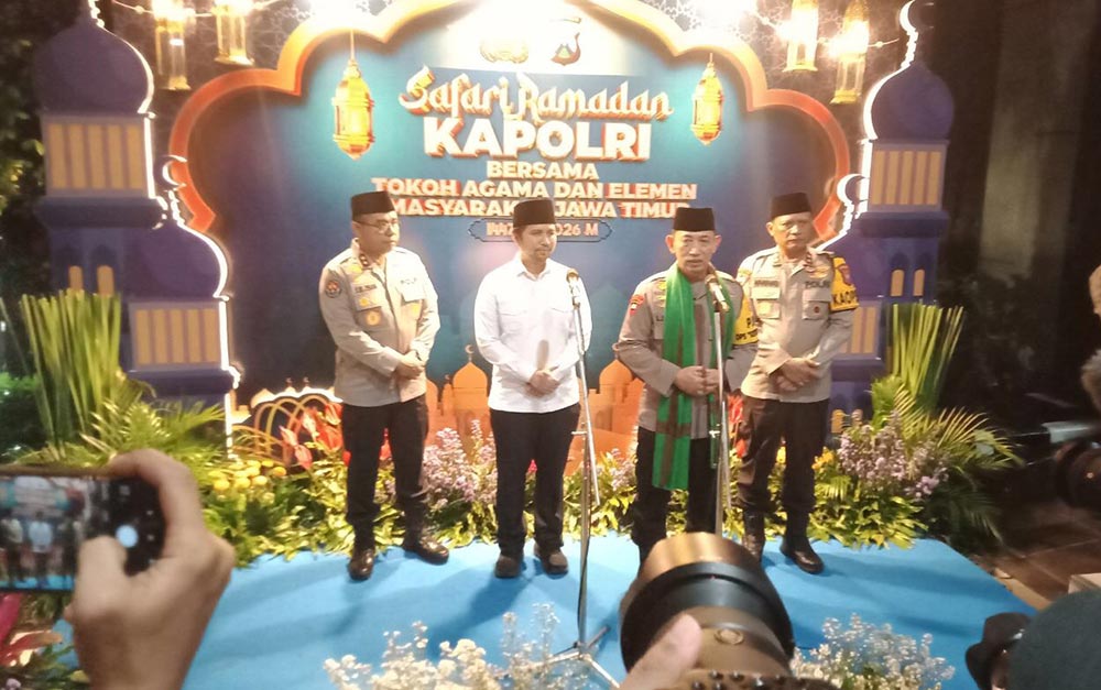 Kapolri Jenderal Polisi Listyo Sigit Prabowo didampingi Wagub Jatim Emil Dardak dan Kapolda Jatim saat memberikan keterangan di sela kunjungan ke Jawa Timur.