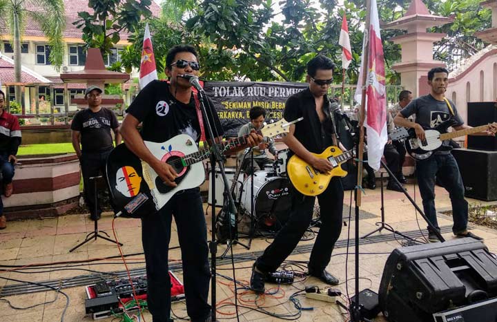 Aksi seniman di Pamekasan menolak RUU Permusikan sambil menggelar panggung hiburan di depan gedung DPRD. foto: ERRI S/ BANGSAONLINE