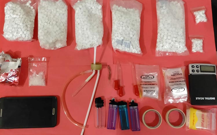 Tersangka AG dan barang bukti yang berhasil diamankan oleh petugas Satresnarkoba Polres Kediri Kota. (foto: ist).