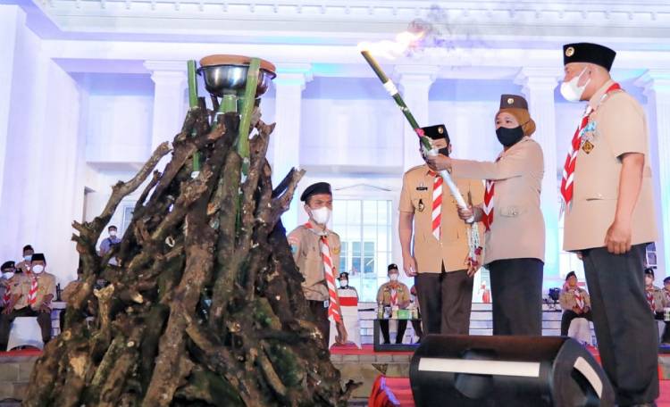 Gubernur Jawa Timur Khofifah Indar Parawansa yang juga merupakan Ketua Majelis Pembina Daerah (Mabinda) Pramuka Jatim, membuka secara langsung Perkemahan Sehat di Era Pandemi (Persemi) yang digelar di Bumi Perkemahan City Forest and Farm Jember, Sabtu (27/3/2021) malam.