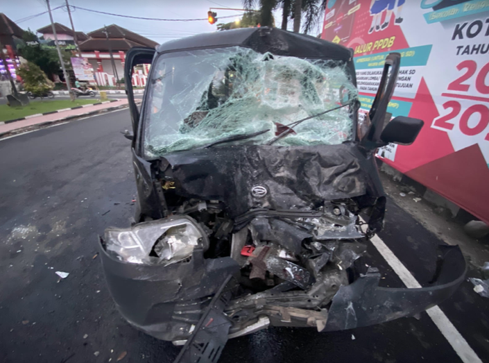 Mobil bak yang ringsek usai mengalami kecelakaan beruntun di jalan Dr Wahidin Kota Blitar (dok. ist)