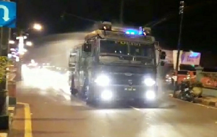 Satuan Tugas Percepatan Penanganan Covid-19 Pamekasan saat melakukan penyemprotan disinfektan menggunakan water cannon.