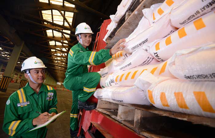 Petugas saat mengecek stok pupuk. foto: SYUHUD/ BANGSAONLINE