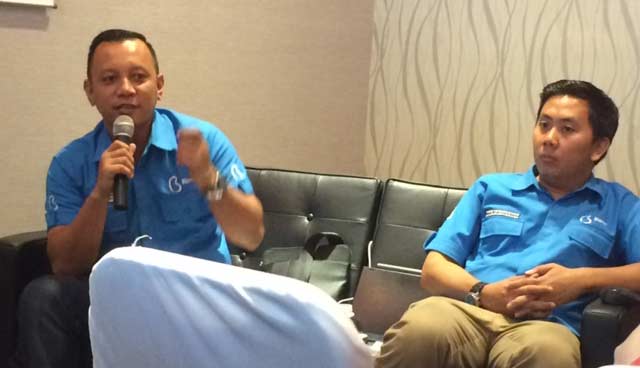Marketing manajer Biznet Home Yudi Haryanto bersama bagian pemasaran bagus saat jumpa pers. foto: arif kurniawan/ BANGSAONLINE