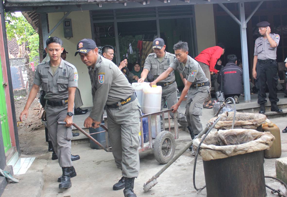 Petugas gabungan menyita barang bukti berupa arak siap produksi. foto: Suwandi Harian Bangsa