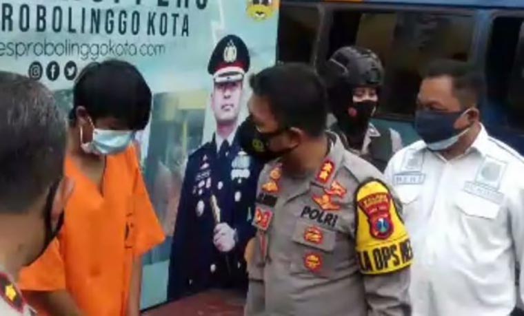 Ahmad Antoni (27), pelaku saat digelandang di Mapolres Probolinggo Kota. foto: sugianto/ bangsaonline.com