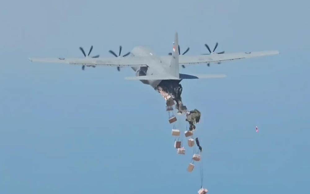 Bantuan seberat 80 ton yang diterjunkan melalui pesawat C-130J Super Hercules milik TNI AU. Foto: Humas Baznas RI