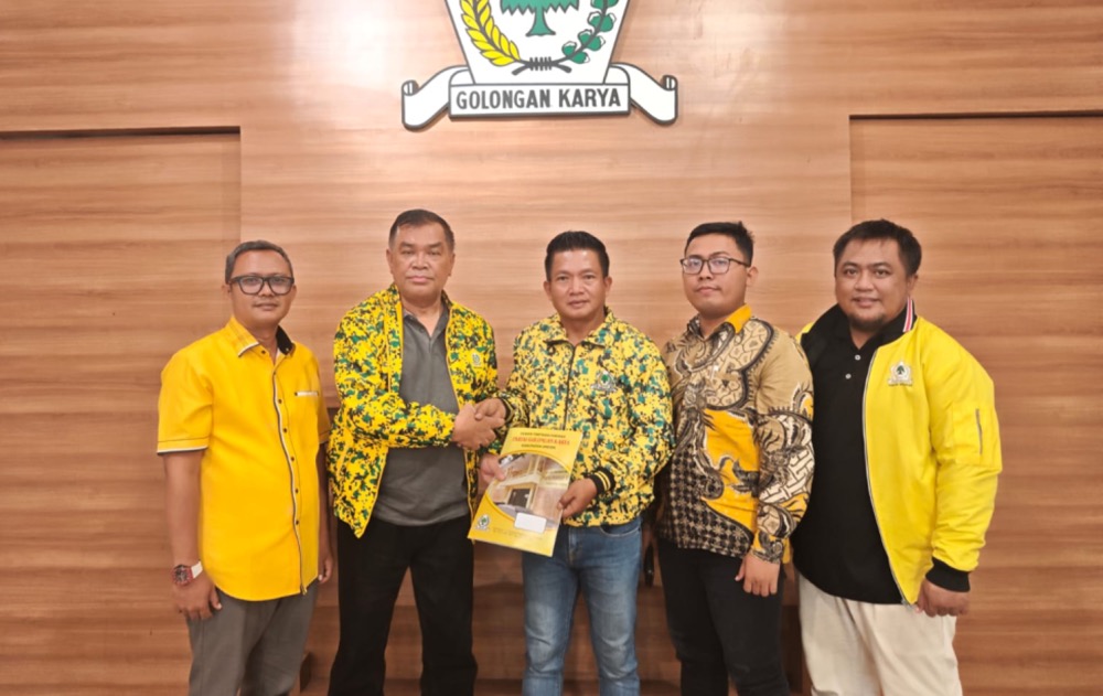 Ketua Golkar Gresik terpilih Wongso Negoro, didampingi sekretaris terpilih Kusnul Fikhan dan Bendahara terpilih Aden Hobbil Koiri, menerima susunan pengurus periode 2025-2030. Foto: Ist.