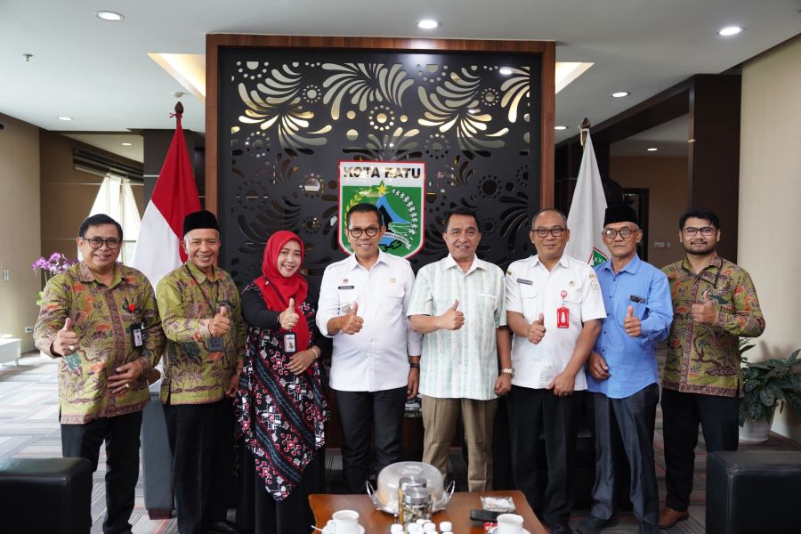 Wali Kota Batu Nurochman foto bersama pengurus FKAUB Kota Batu usai audiensi