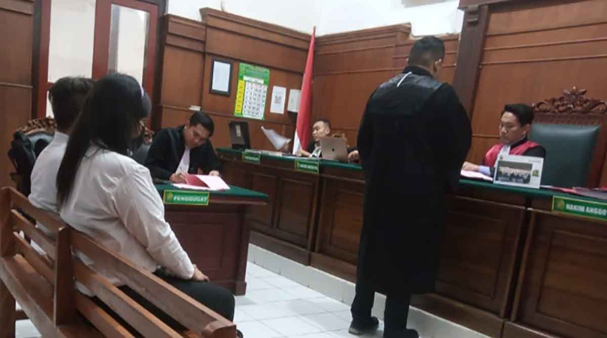 Jan Hwan Diana dan Suami Jalani Sidang Perusakan Mobil