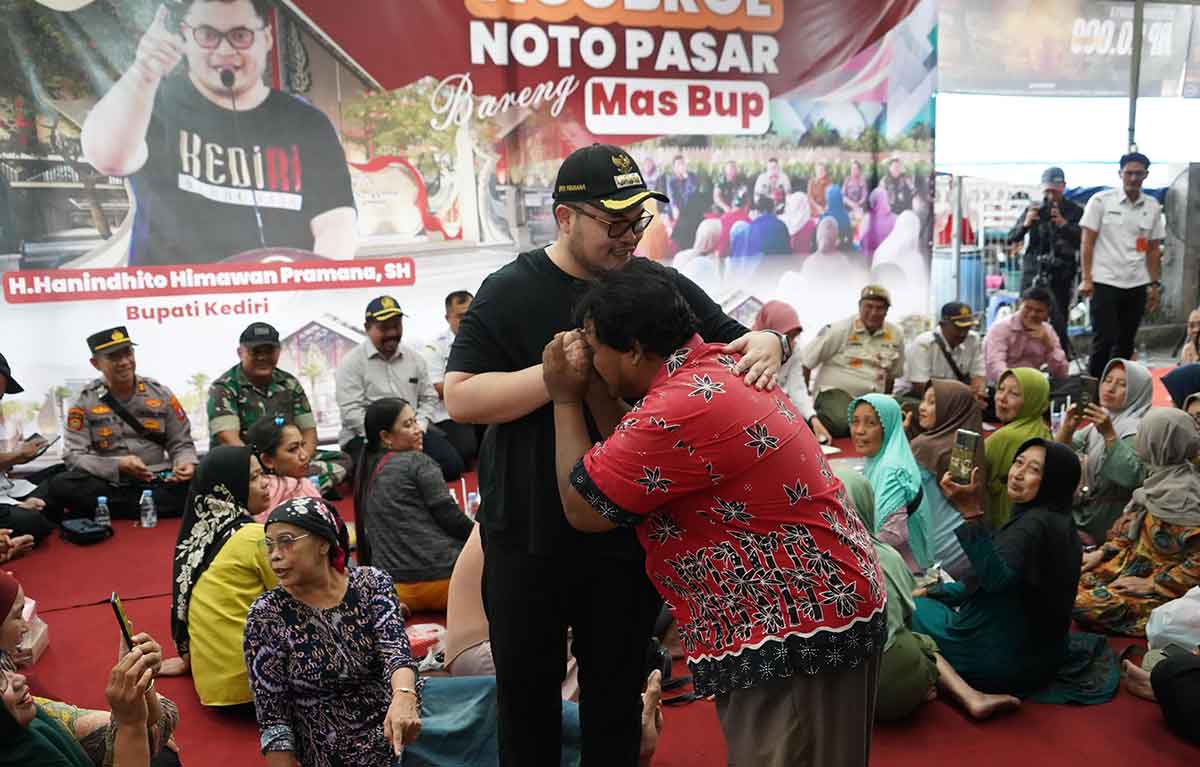 Amir Fatah Ulumudin, pedagang Pasar Kandangan saat memeluk Bupati Kediri, Hanindhito Himawan Pramana. Foto: Ist