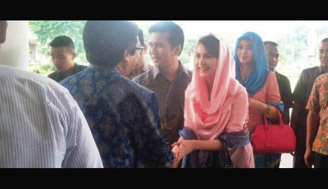 Emil Dardak, Bupati Trenggalek terpilih 2016-2021, dan istrinya, Arumi Bachsin menghadiri gladi bersih pelantikan dan serah terima jabatan Bupati dan Wakil Bupati serta Wali Kota dan Wakil Wali Kota, di Gedung Grahadi Surabaya, Selasa (16/2/2016).  Dia akan dilantik bersama 16 kepala daerah terpilih lainya hari ini. foto: surya