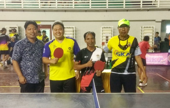Ketua AKD Kabupaten Gresik Nurul Yatim (kiri) mendampingi Khoirul Huda usai mengikuti Turnamen Tenis Meja Kapolres Gresik Cup 2022. foto: ist.