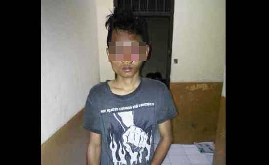 REMEK: Wajah tersangka maling sepeda angin, Imam Musarifin, yang babak belur setelah dihajar massa yang emosional. foto: catur andy herlambang/BANGSAONLINE
