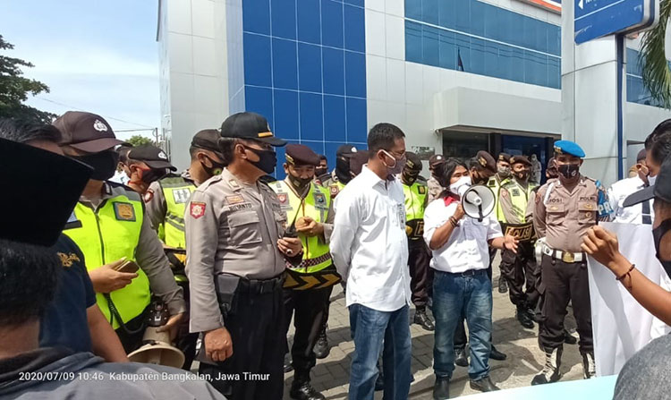 Kepala Cabang BRI Bangkalan saat menerima aksi pemuda di depan Kantor Cabang BRI Bangkalan.