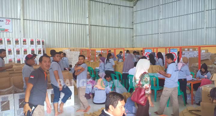 KPU Blitar Lakukan Setting dan Packing Logistik Pemilu