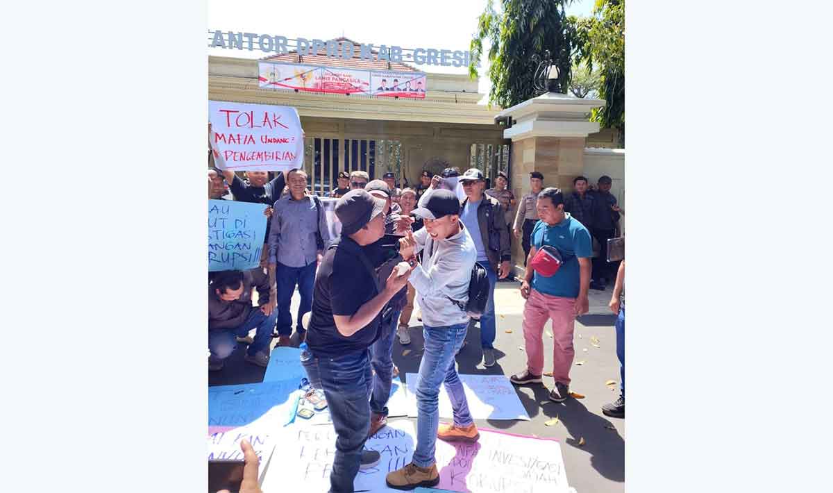 Tolak RUU Penyiaran, Wartawan di Gresik Gelar Demo