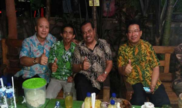 Bupati Bojonegoro Suyoto (kanan) usai menikmati menu masakan di Waroeng Pondok Salak. foto: Reni Ambarsari/ BANGSAONLINE