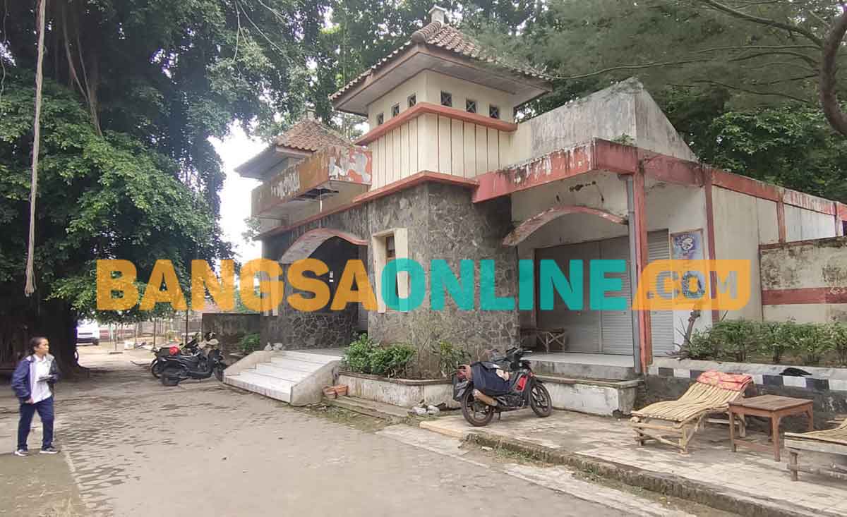 Bangunan yang dijadikan tempat penjualan tiket untuk masuk kawasan Sumber Corah, dan toko cendera mata yang tampak kusam. Foto: MUJI HARJITA/BANGSAONLINE