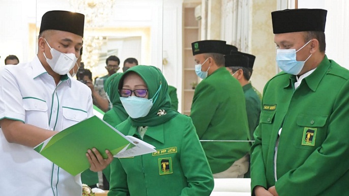 Sekjen PPP, Arwani Thomafi saat berbincang dengan Bu Nyai Mundjidah Wahab, putri pendiri NU KH Wahab Chasbullah. foto : istimewa.