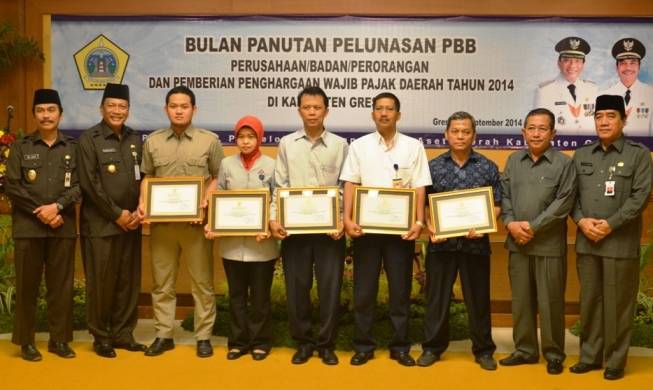 PENGHARGAAN – Bupati Gresik Sambari Halim Radianto dan Wabup Gresik HM Qosim foto bersama para pembayar PBB terbesar, Rabu (3/9/2014). Foto : syuhud/BangsaOnline
