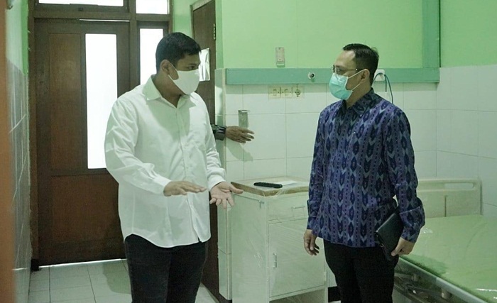 Wali Kota Kediri, Abdullah Abu Bakar saat berbincang dengan Juru Bicara Gugus Tugas Percepatan Penanganan Covid-19 Kota Kediri dr Fauzan Adima M.Kes.
