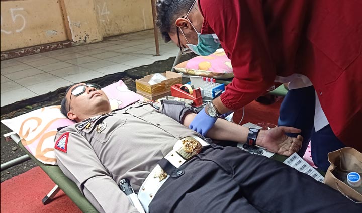 Kasatlantas Polres Pasuruan saat ikut mendonorkan darahnya dalam bakti sosial yang diselenggarakan PWI Pasuruan.