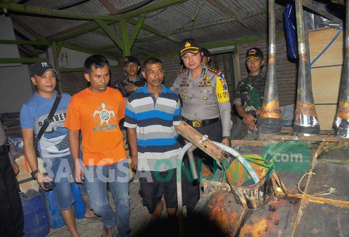 Kapolres Bojonegoro, AKBP Wahyu Sri Bintoro mengamankan dua tersangka diduga produsen arak. foto: EKY NURHADI/ BANGSAONLINE