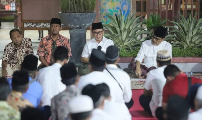 Bupati Pamekasan, Baddrut Tamam, saat menggelar silaturahmi di halaman belakang Mandhapa Agung Ronggosukowati.