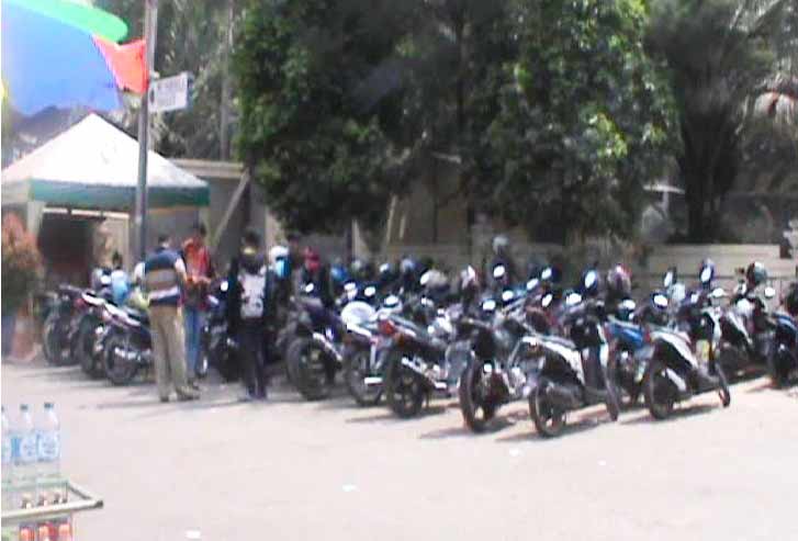 Tampak ulah jukir yang dikeluhkan para pengunjung. (foto: suwandi/BANGSAONLINE)