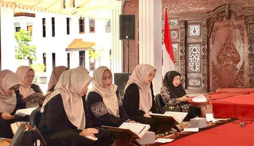 Ketua TP PKK Kabupaten Pasuruan, Merita Rusdi Sutejo saat tadarus di Pendopo Nyawiji Ngesti Wenganing Gusti, Rabu (25/2/2026).