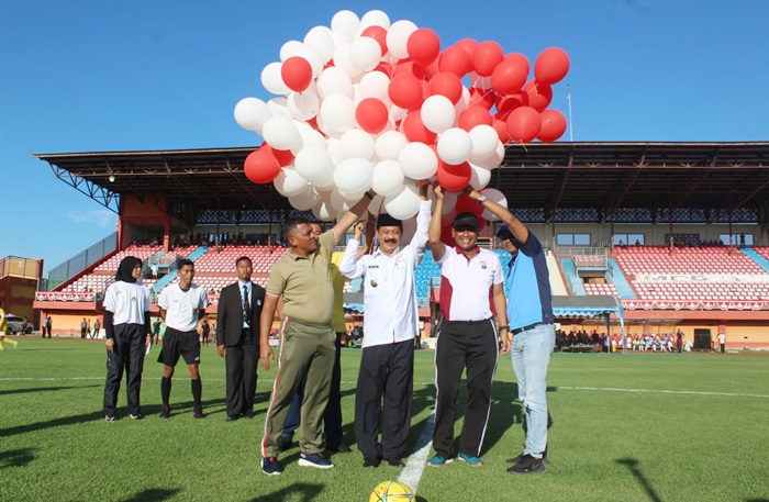 Liga Santri PSSI di Kabupaten Pamekasan resmi dimulai oleh Dandim 0826 Pamekasan Letkol Inf Ubaydillah bersama Wakil Bupati Pamekasan RB Fattah Jasin.