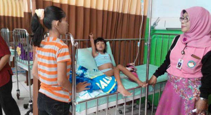 OVERLOAD: Swi Sehati (kanan) ketika menanyakan kondisi pasien DBD. foto: yudi eko purnomo/ BANGSAONLINE
