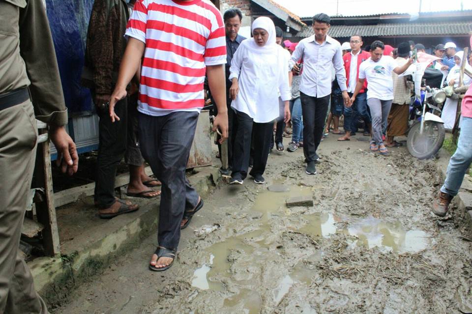 Salah satu sudut pasar Tanah Merah yang becek sehingga pembeli dan pedagang yang lewat harus loncat-loncat cari jalan yang bisa dilewati. Foto: istimewa