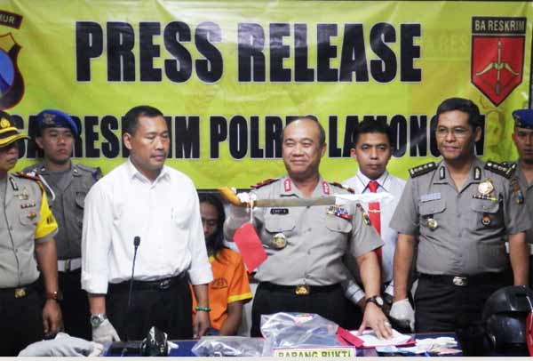 Wakapolda perlihatkan sebilah pedang penghabisan yang dipakai pelaku untuk menganiaya Mujianto. (foto: haris/BANGSAONLINE)