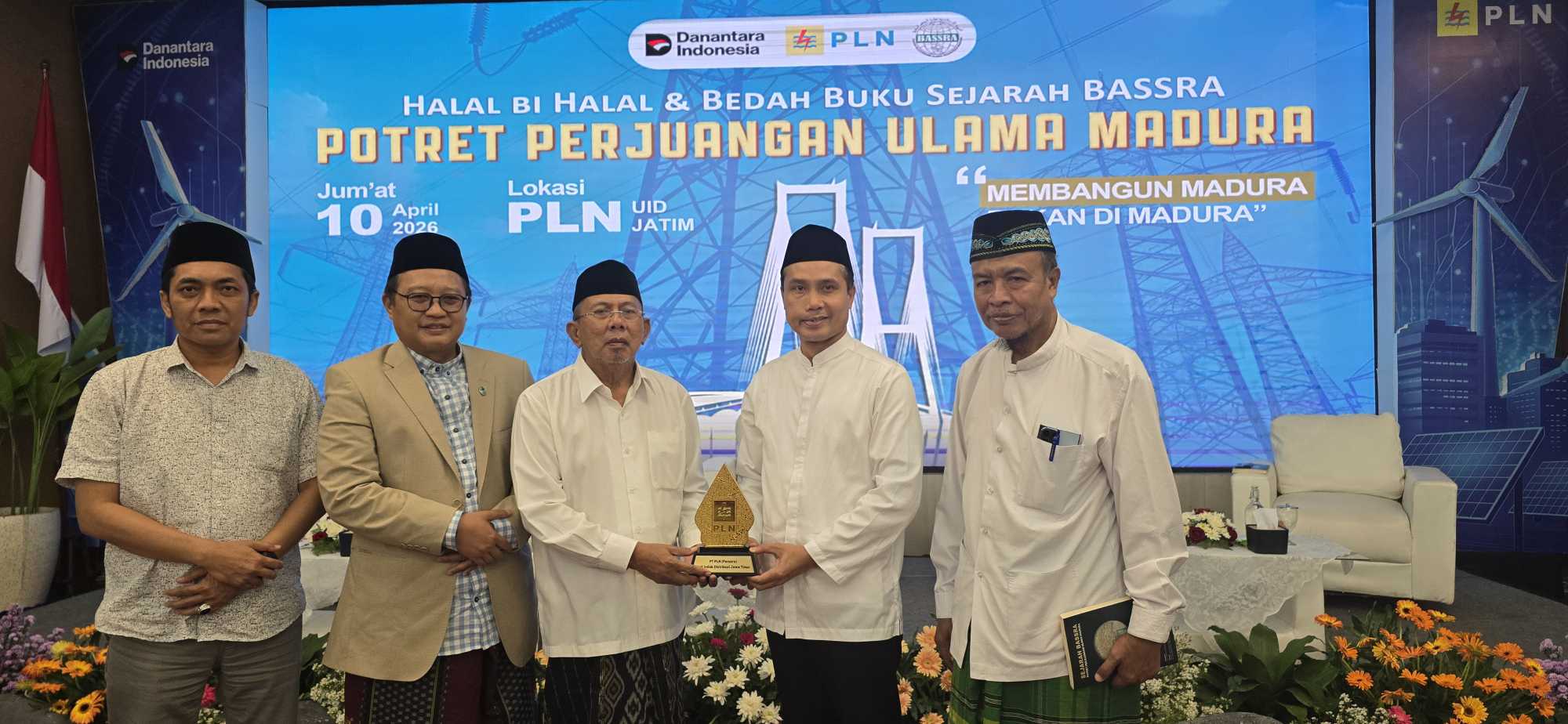 H.Safik Roffi menerima Cenderamata dari General Manajer PLN Jawa Timur saat Halalbihalal Bassra