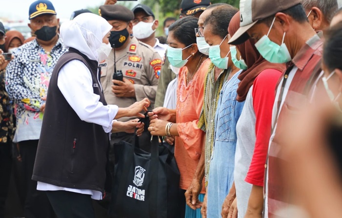 Gubernur Khofifah menyerahkan santunan duka cita kepada keluarga korban meninggal dunia akibat laka air di Tuban.