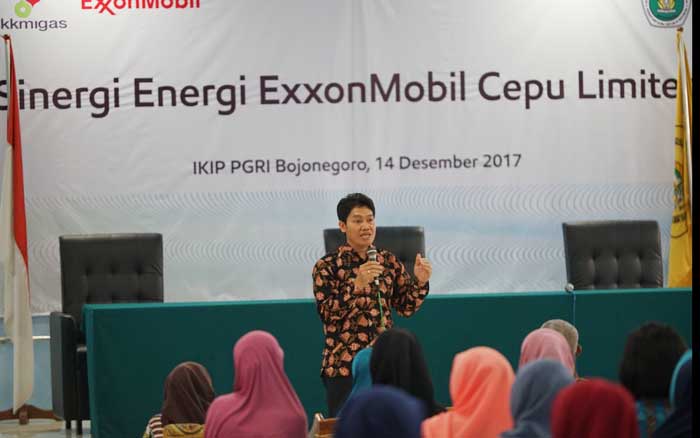 Hariwiyono saat memberi kuliah umum tentang perminyakan.