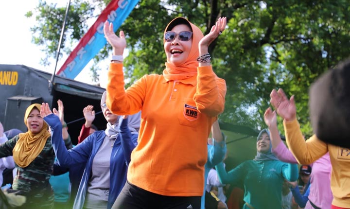 Wali Kota Batu Dewanti Rumpoko ikut senam bersama peserta car free day di Pusdik Arhanud, Minggu (16/2).
