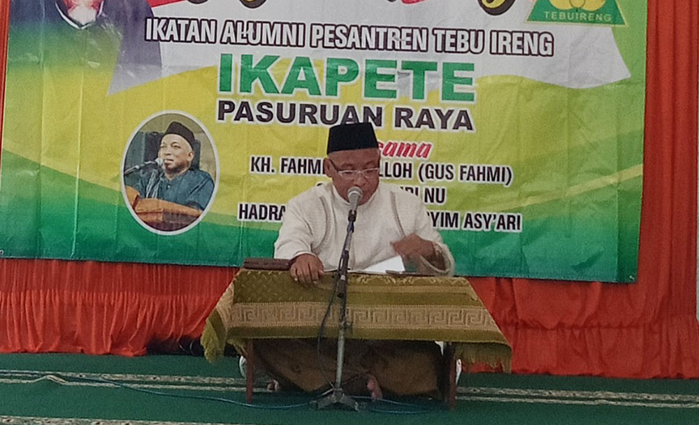 Gus Fahmi Amrulloh saat pengajian rutin bersama Ikatan Alumni Pesantren Tebuireng (Ikapete) se-Wilayah Pasuruan Raya.